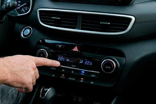 ¿Por qué el aire acondicionado del auto huele mal?