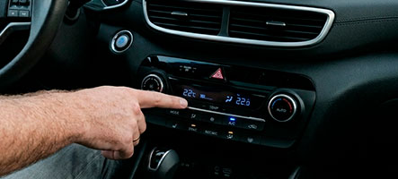 ¿Por qué el aire acondicionado del auto huele mal?